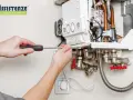 Tecnico ripara la caldaia che non parte per i termosifoni.