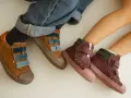 Dziecięce buty na jesień: brązowe z niebieskimi rzepami i bordowe z zielonymi wstawkami. Idealne na pierwsze chłody.