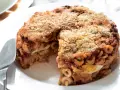 Un invitante anelletti al forno, con strati di pasta, sugo, piselli e uova sode, ricoperto da pangrattato dorato.