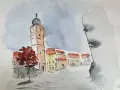 Pintura de acuarela y tinta de un pueblo con una torre alta y casas con tejados rojos. Un árbol de hojas rojas destaca en primer plano.
