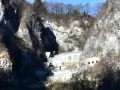 Strada a tornanti sul Passo San Boldo, con gallerie e muri di sostegno che si aggrappano alla roccia.