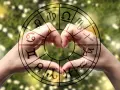 Dłonie tworzą serce w okręgu zodiaku, gdzie widnieją symbole, w tym te z najtrudniejszych znaków zodiaku.