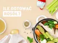 Ile gotować rosół? Garnek z kurczakiem, warzywami i przyprawami, obok miseczka z bulionem i timer w kształcie kurczaka.