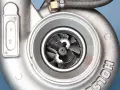 Beschädigter Turbolader mit verbogenen Schaufeln. Die turbolader reparatur kosten können je nach Schaden variieren.