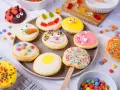 Bunte Kekse mit Zuckerguss, inspiriert von einem amerikanischen Rezept. Marienkäfer, Gesichter und bunte Streusel machen Lust auf mehr.
