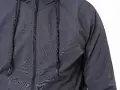 Szara kurtka softshell z zamkiem i sznurkami. Dowiedz się, jak prać softshell, by zachował swoje właściwości.