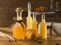 Flaschen mit selbstgemachtem Schnaps, ideal zum Schnaps selber machen mit Wodka. Orangen, Zimt und Sternanis deuten auf fruchtige Aromen hin.