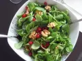Ein frischer Feldsalat mit Walnüssen und roten Beeren. Ein einfaches und leckeres Feldsalat Rezept.