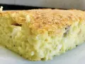 Una fetta di timballo di riso dorato e filante, con un ripieno cremoso e invitante.