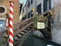 Ponte in legno a Venezia, con insegna "Roste Vecie". Perfetto per un free tour alla scoperta dei vicoli nascosti.
