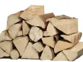 Legna accatastata, pronta per il camino. Chissà qual è il legno più duro tra questi ceppi.