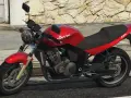 Czerwony motocykl "Shitzu" z GTA 5, gotowy do akcji. Ten kod na motor to marzenie każdego gracza!