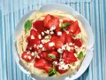 Eine köstliche Eiscreme-Pizza mit frischen Erdbeeren, weißer Schokolade und Minze.