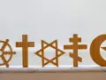 Drewniane symbole różnych religii: koło Dharmy, krzyże, Gwiazda Dawida, półksiężyc z gwiazdą. Różnorodność wierzeń, RPA religia.