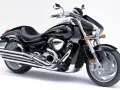 Czarny motocykl Suzuki Intruder 1800, znany też jako Boulevard M109R. Poznaj jego dane techniczne i poczuj moc!