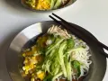 Délicieux ramen poulet, ma véritable recette avec maïs, concombre et menthe fraîche. Un plat léger et savoureux.