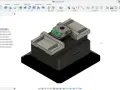 Model uchwytu frezarskiego w Fusion 360 na Linuxie, z widocznymi operacjami obróbki.