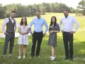 Uczestnicy programu "Rolnik szuka żony 10" pozują na tle zielonej łąki.
