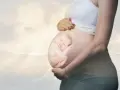 Sen śpiącego maleństwa w brzuchu mamy, piękny prezent dla świeżo upieczonej mamy.