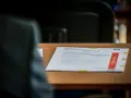 Na biurku leży arkusz egzaminacyjny. Już wkrótce dowiesz się, jak sprawdzić wyniki matur.