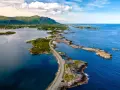 Malownicze fiordy Norwegii, gdzie droga wijąca się między wysepkami tworzy zapierający dech w piersiach widok.