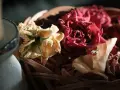 Suszone płatki róż w koszyku, idealne do tworzenia naturalnych kosmetyków, potpourri lub jako dekoracja. Jak wykorzystać suszone płatki róż?
