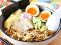 Schüssel mit Nudeln, Schweinefleisch, Ei und Bambus. Ein authentisches Ramen Rezept Original, das zum Genießen einlädt.