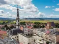 Widok na rynek i wieżę ratuszową w Ząbkowicach Śląskich. Kolorowe kamienice i ruiny zamku to ciekawe ząbkowice śląskie atrakcje.