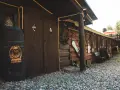 Drewniana chata wuja Toma z beczką i ozdobami.