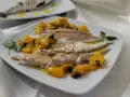 Orata in friggitrice ad aria, servita con pomodorini gialli e prezzemolo. Un piatto leggero e gustoso.