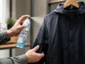 Regenjacke nicht mehr wasserdicht? Mit "Stay Dry" Spray wird sie wieder top! Hält dich trocken.