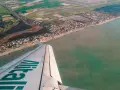Widok z samolotu Alitalia na wybrzeże Włoch. Zastanawiasz się, ile się leci do Włoch? Już niedługo poczujesz słońce!