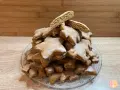 Stos pierniczków w kształcie gwiazdek i ludzików, polanych lukrem. Idealne na szybkie pierniczki przepis na szklanki.
