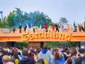 L'emozione di arrivare da Verona a Gardaland: artisti danzano sull'ingresso mentre la folla attende l'avventura.
