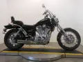 Czarny motocykl Suzuki Intruder 1400 z chromowanymi elementami, siedzeniem pasażera i bagażnikiem.