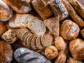 Chleb na zakwasie: Dlaczego jest zdrowszy? Trawienie, IG, minerały