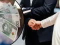 Pieniądze na ślub, ile dać księdzu? Złotówki w ręku pary młodej, symboliczne wsparcie dla ceremonii.