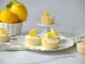 Erfrischende Zitronenmuffins mit Zuckerguss und Zitronenspalten, inspiriert von einem einfachen zitronenmuffins rezept.
