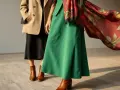 Jak stylizować zieloną spódnicę, by wyglądać modnie i elegancko