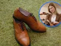 Niezadowolona klientka patrzy na eleganckie brązowe buty na trawie. Czy to problem z gwarancją na buty?