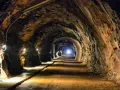 W kopalnianym tunelu, oświetlonym lampami, kryje się tajemniczy Dolny Śląsk.
