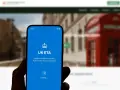 Telefon z aplikacją UK ETA, przygotowującą do podróży do Wielkiej Brytanii.