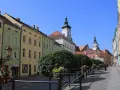 Kolorowe kamienice i wieże ratuszowe tworzą urokliwy krajobraz, który zachęca do odkrywania złotoryja atrakcje.