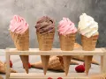 Vier leckere Softeis-Sorten in Waffeln: Erdbeer, Schoko und Vanille. Perfekt zum Softeis selber machen für den Sommer.
