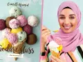 En kvinna med hijab njuter av en strut med flera kulor glass. Bredvid syns en hög med glasskulor och texten "Godare glass utan glassmaskin", ett perfekt glass grundrecept.