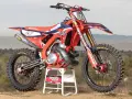Czerwony motocykl crossowy Honda CR 500 z numerem 57, gotowy do akcji.