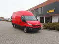Czerwony bus Iveco na parkingu przed budynkiem z napisem LAMAR.