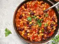 Pyszna zupa meksykańska, którą przygotowała Ania. Danie pełne fasoli, kukurydzy i mięsa mielonego, ozdobione świeżą natką pietruszki i papryczkami chili.