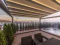 Terrazzo trasformato in stanza con chiusura trasparente, ideale per godersi il panorama.