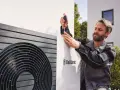 Tecnico controlla la pompa di calore Vaillant, forse per capire perché la pompa di calore non scalda.